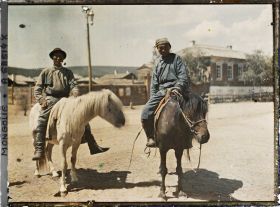 Image représentant Deux cavaliers bouriates (?)