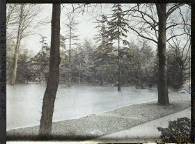 Image représentant la grande pelouse inondée et en partie gelée