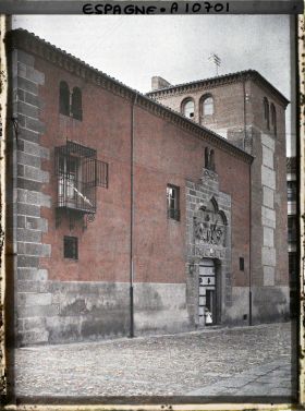 Image représentant Espagne, Avila, Une maison particulière rouge devant la Cathédrale