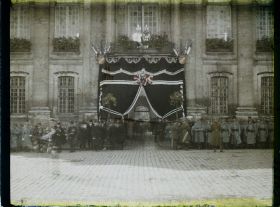 Image représentant Oise, Beauvais, Les obsèques du Dirigeable Britannique - Entrée et décoration de l'Hotel-de-ville