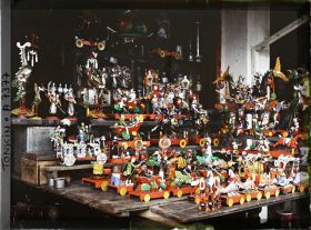 Image représentant Un détail d'étalage de jouets en fer blanc peint, vendus à l'époque de la fête des enfants (fête de la mi-automne)