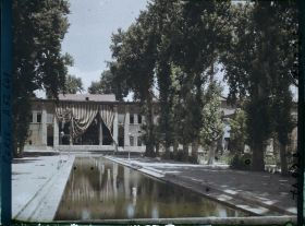 Image représentant Dans l'Arg (la citadelle royale), dans la cour des jets d'eau, vers la salle du Takht-e-Marmar (Trône de marbre)
