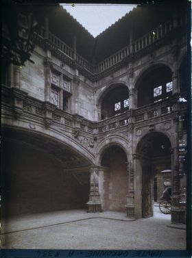 Image représentant La cour intérieure de l'Hôtel de Bernuy