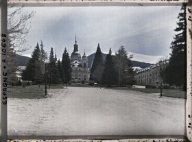 Image représentant Espagne, près de Ségovie, La Chapelle Royale du Chau de la Granja avec dernier plan, la Sierra de Guadarrama