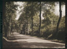 Image représentant France, Bar-le-Duc, La Voie Sacrée à sa sortie de Bar le Duc, vue prise vers Verdun (route de