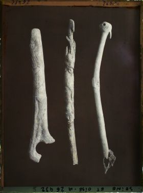 Image représentant France, St Germain-en-Laye, Musée : 1 Bâton de Comt avec tête de bouquetin et de Chevaux (Mas d'Azil) 47183, 1 Propulseur, Bouquetin vu de face 47025, (Brassempouy) Propulseur 47259