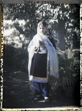 Image représentant Jeune fille musulmane en tenue de fête