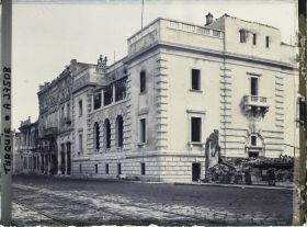 Image représentant Bâtiments incendiés le long des quais. Le Consulat de France