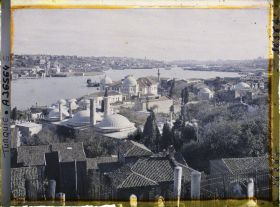 Image représentant Constructions du quartier d'Eyüp au bord de la Corne d'Or (au fond, les quartiers de Galata et de Stamboul)