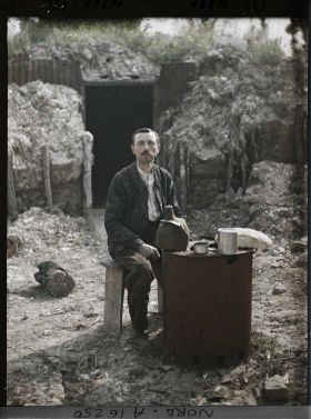 Image représentant France, Tilloy, Le Seul habitant revenu au Village, dejeune devant sa demeure (M. Edmond Prangère)