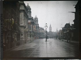 Image représentant Whitehall au petit matin. Au fond, le clocher de l'Horloge du palais de Westminster