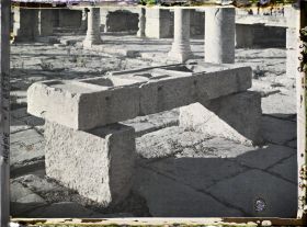 Image représentant Une table pour mesurer le grain et les liquides, dans le marché de Cosinius, vestiges de la cité antique Cuicul