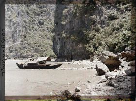 Image représentant Un sampan dans la rade de la Surprise