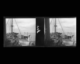 Image représentant Passagers sur pont supérieur vers l'avant du navire, au loin la côte américaine