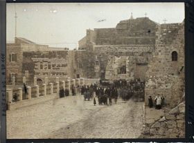 Image représentant Foule devant la basilique de la Nativité au moment de l'arrivée du Cardinal Dubois
