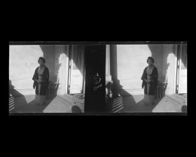 Image représentant Dame japonaise (membre de la famille Motono?) posant