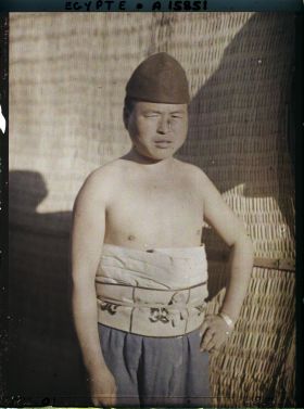 Image représentant Ouvrier chinois posant pour l'opérateur