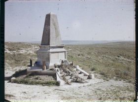 Image représentant France, Mort-Homme, Monument du Mort Homme : dans le fond, à droite, bois des Corbeaux