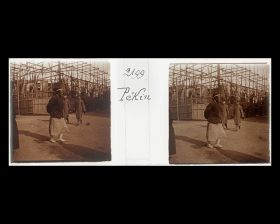 Image représentant Des passants chinois et des militaires allemands à l'angle de la rue Meiji et de la rue des Légations dans le quartier des légations