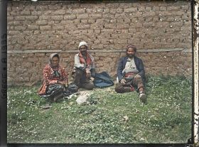 Image représentant Trois Tziganes assis