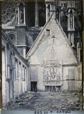 Image représentant La salle des Rois en ruine dans l'ancien archevêché actuel palais du Tau