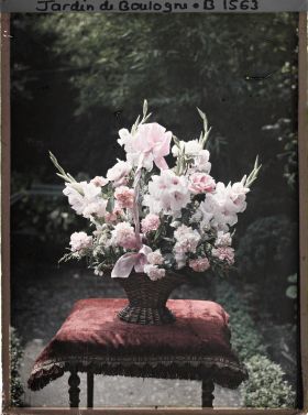 Image représentant Composition florale rosée de glaïeuls, d'œillets et de roses dans un panier