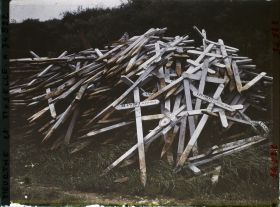 Image représentant France, Bois Le Prêtre, Grand tas formé des Croix des tombes des exhumés du Pétant