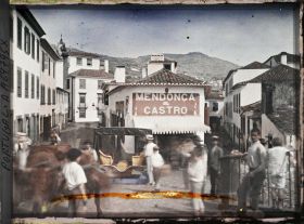 Image représentant Scène de rue avec traîneau à quatre places tiré par des bœufs