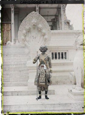 Image représentant Danseuse du ballet royal en costume de personnage comique (Nguos)