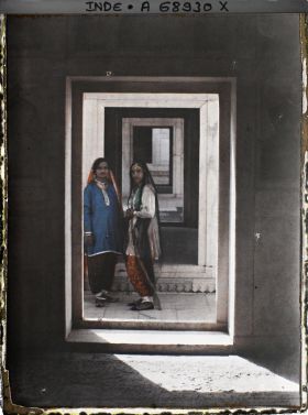 Image représentant Femmes en pantalon-tunique (shalwar kameez) dans le fort Rouge (Lal Qila)