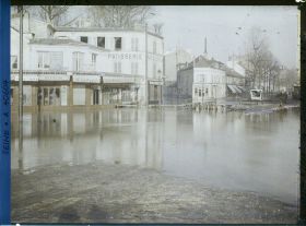 Image représentant Les rues du Port, des Abondances et la Grande rue (aujourd'hui avenue Jean-Baptiste-Clément) inondées, à l'emplacement de l'actuel rond-point Rhin et Danube