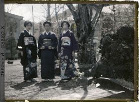 Image représentant Trois femmes en kimono dans un jardin