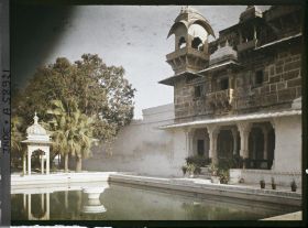 Image représentant Bassin et tour du palais flottant de Jag Mandir, édifié au 17è siècle sur le lac Pichola