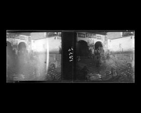 Image représentant Des porteurs d'eau sur l'escalier de l'embarcadère de Baojiaxiang ("ruelle de la Famille Bao")sur la rive de la Hanshui ("rivière Han") dans la ville chinoise