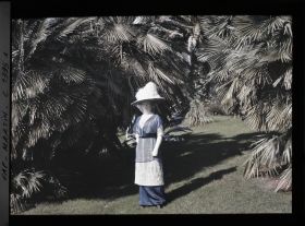Image représentant La baronne Bertha von Schoen dans le jardin d'Albert Kahn