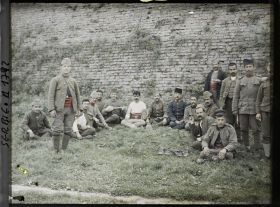 Image représentant Groupe de prisonniers arméniens devant un mur de la forteresse dite " Kalemegdan "