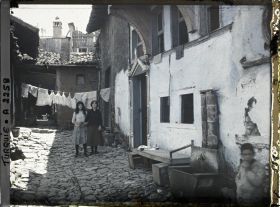 Image représentant Deux habitantes dans une cour du quartier juif