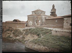 Image représentant Espagne, de Léon à Astorga, Vue prise du Pont d'Orbigo s/ l'Eglise avec la Cigogne au dessus du Clocher