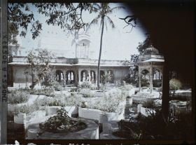 Image représentant Un jardin d'eau de l'île-palais Jag Nivas sur le lac Pichola et ses " parterres mosaïques ".