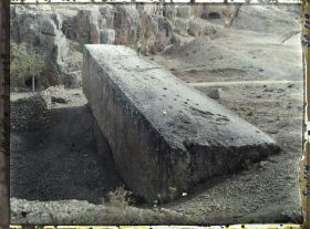 Image représentant Personne debout sur un bloc de pierre à moitié taillé dans une carrière (21,35 x 4,33 x 4m)