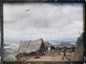 Image représentant Des villageois devant leurs habitations, au bord de la route à flanc du massif du Tam-dao (" Trois Sommets ")