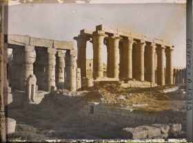 Image représentant Colonnade dans la cour de Ramsès II et colonnade d'Aménophis III