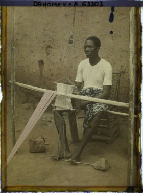 Image représentant Un tisserand à son métier à tisser