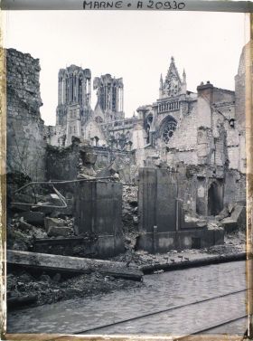 Image représentant France, Reims, Cathédrale à travers les ruines