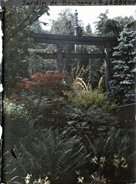 Image représentant Torii dans un environnement arboré, par-delà le pont rouge du " sanctuaire japonais "