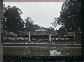 Image représentant Le bassin Thien-quang-tinh (" Puits reflétant l'éclat pur du ciel ") de la troisième cour et la Dai-thanh-mon (porte donnant accès à la quatrième cour) du Van-mieu, temple confucéen de la " Culture littéraire "