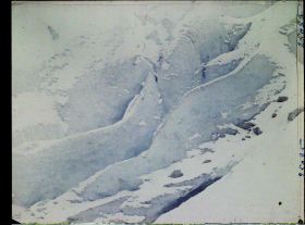 Image représentant France Les Alpes, Les Bossons, Crevasses de glace à une altitude de 1400m environ