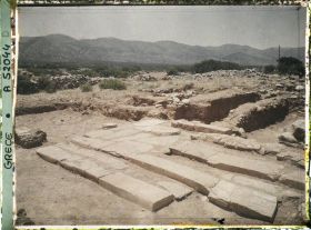 Image représentant Dans l'angle sud-ouest de la cour centrale, l'autel circulaire (ou table à libations)