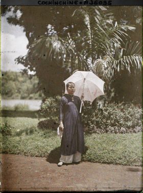 Image représentant Jeune femme dans le jardin botanique