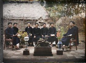Image représentant Un groupe de notables, assis dans la cour intérieure d'une habitation